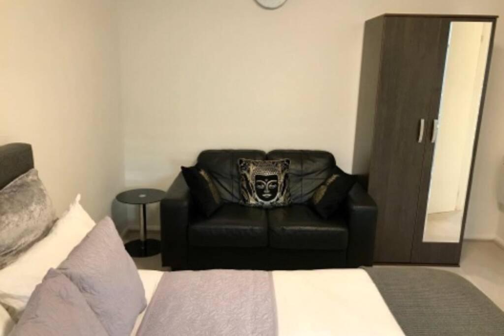 Spacious & Luxurious 1 bed House in Thamesmead - Housity