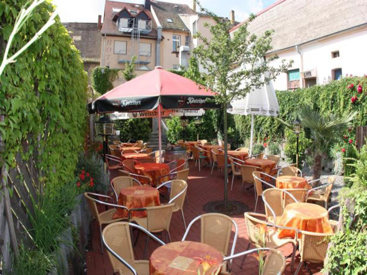 Eiscafe-Pizzeria-Hotel Rialto - Housity