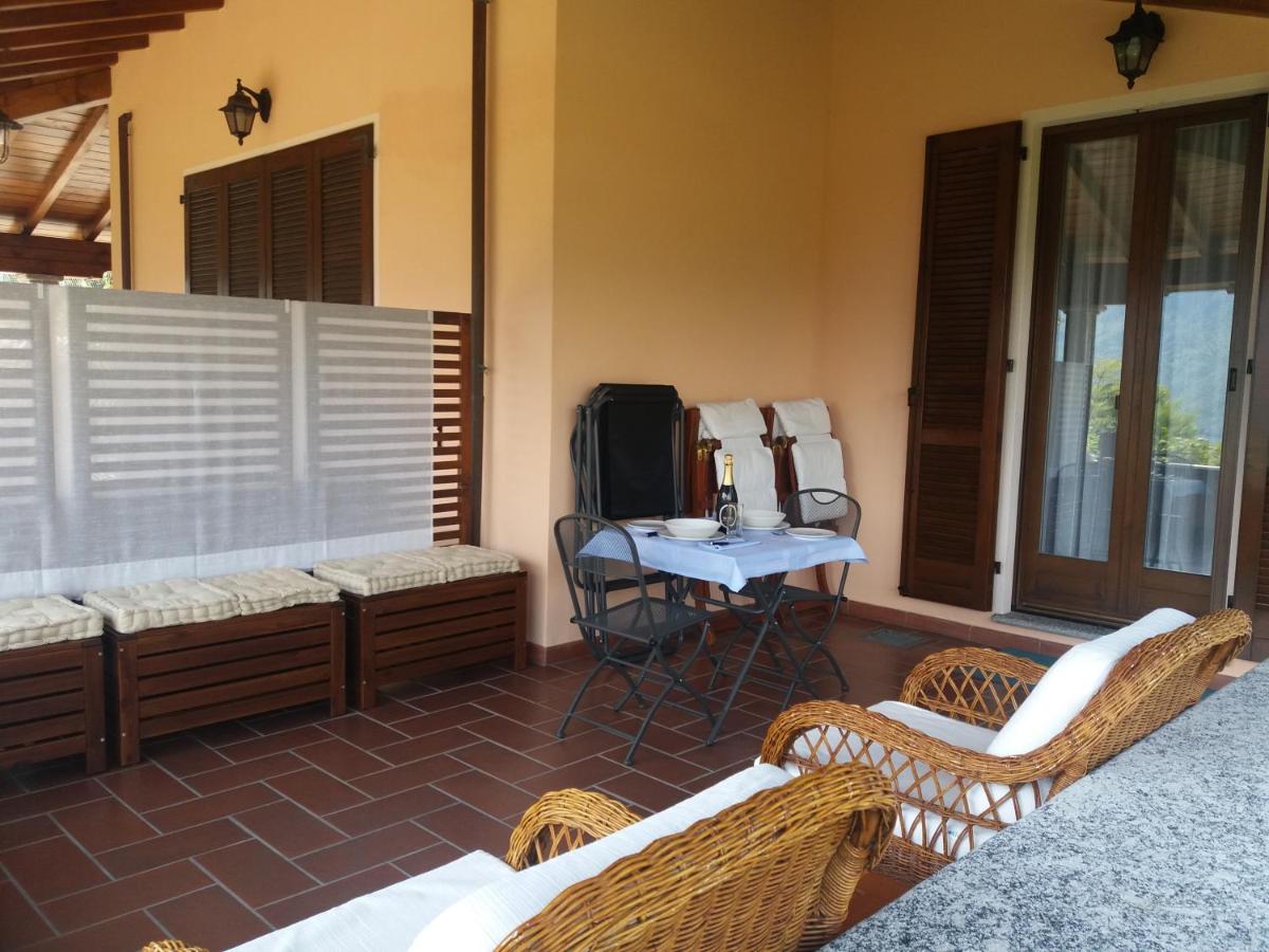 Suitetrails - Casa Intignano - Camera con bagno e portico vista lago