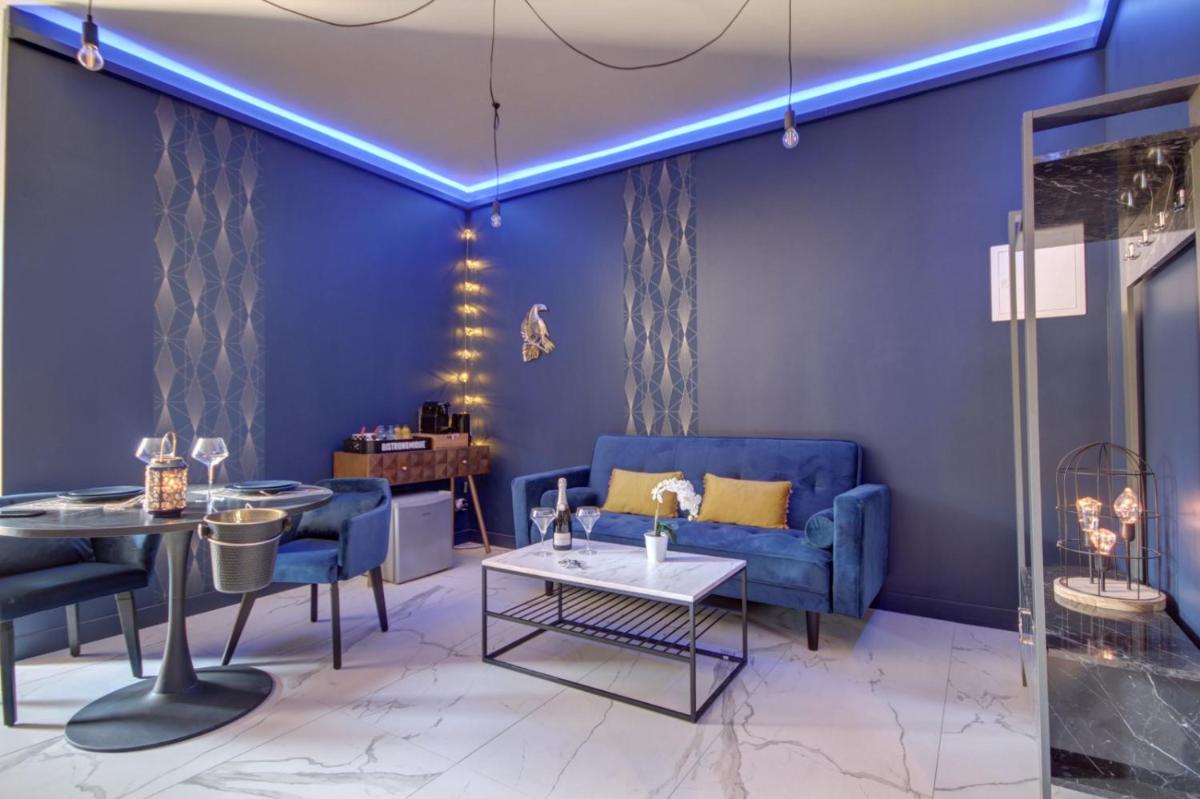 Suite Blue Jacuzzi - Housity
