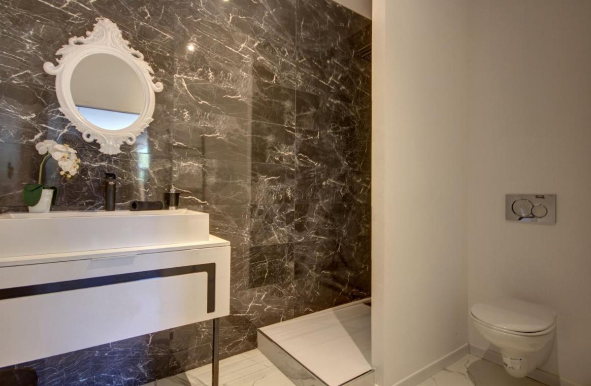 Suite Blue Jacuzzi - Housity