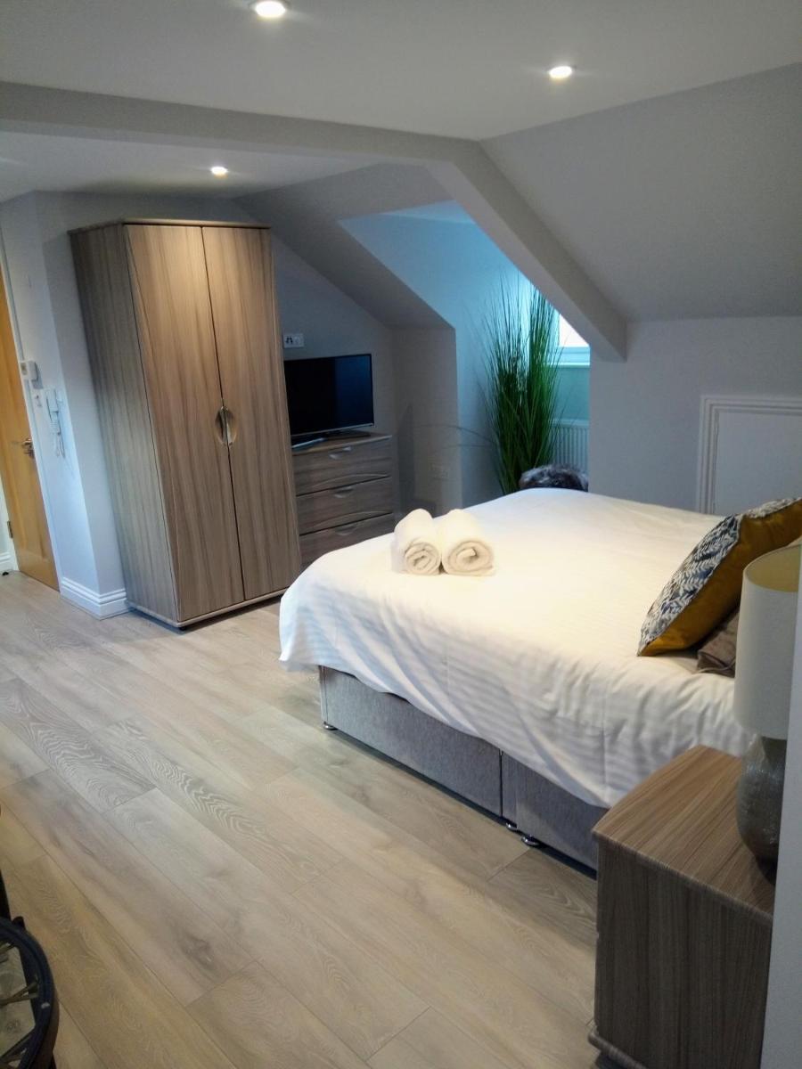 Berkshire Apartments Helena Professional Studio Apartment - Housity
