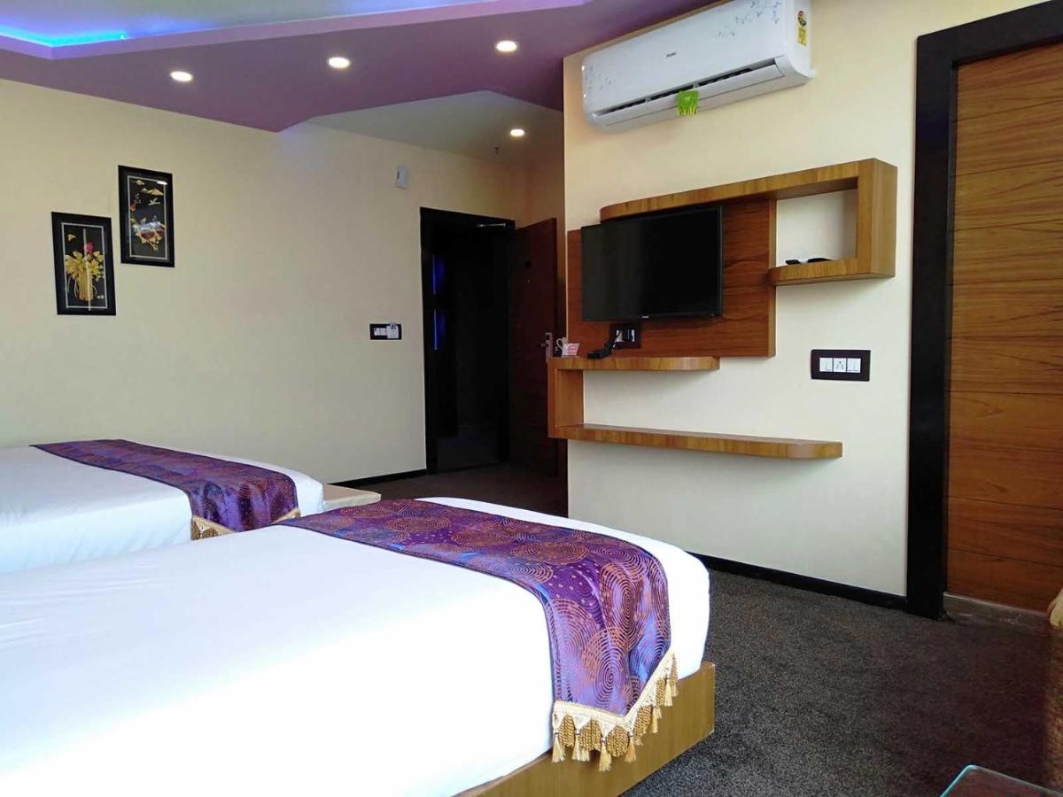 The Dolphin Palace - Housity
