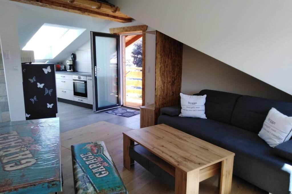 Komplette Dachwohnung mit Balkon und Bergblick - Housity