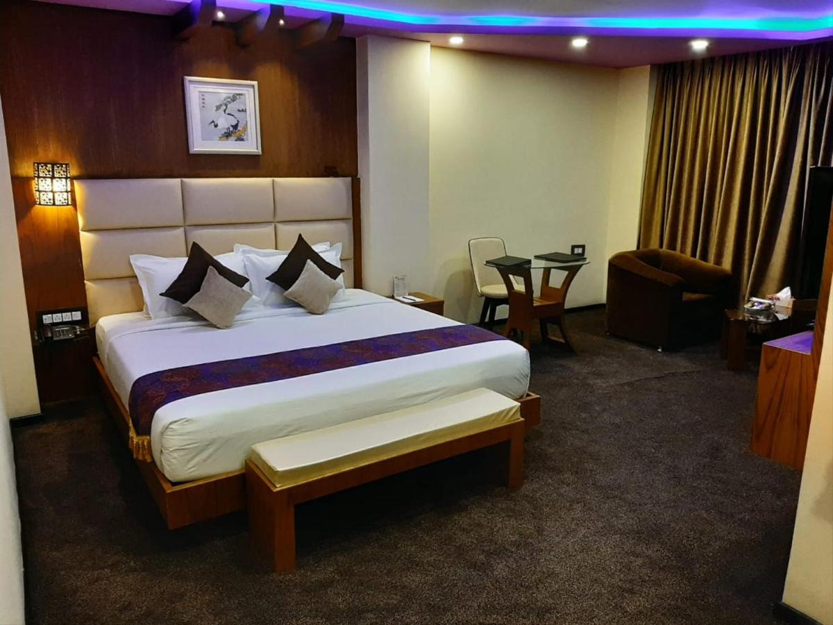 The Dolphin Palace - Housity