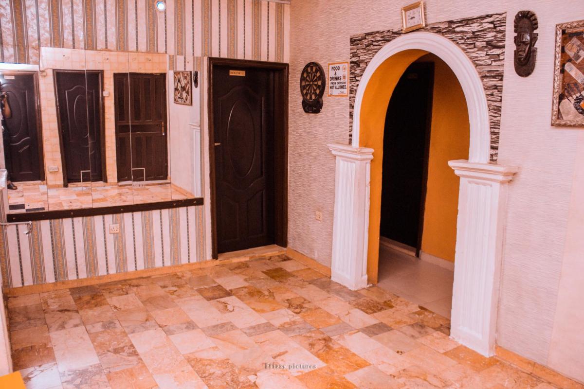 Double One Suites & Lodge - Housity