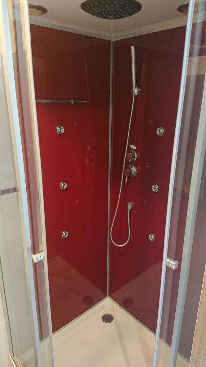 Petit studio parmi les pins et les cypres - Housity