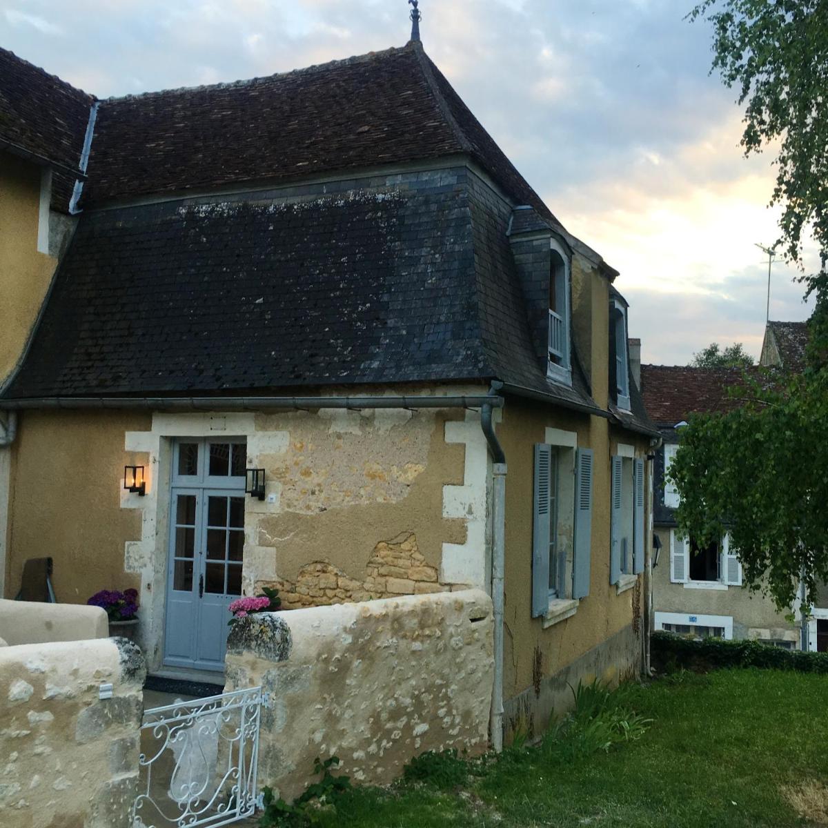 Maison de 3 chambres avec jacuzzi jardin clos et wifi a Le Blanc - Housity