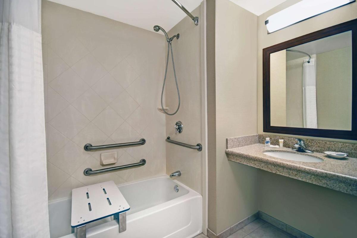 Comfort Inn & Suites - Housity