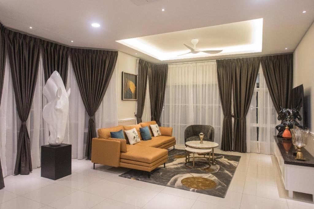 Turf Resort Penang - 6 Bedrooms Bungalow - Housity