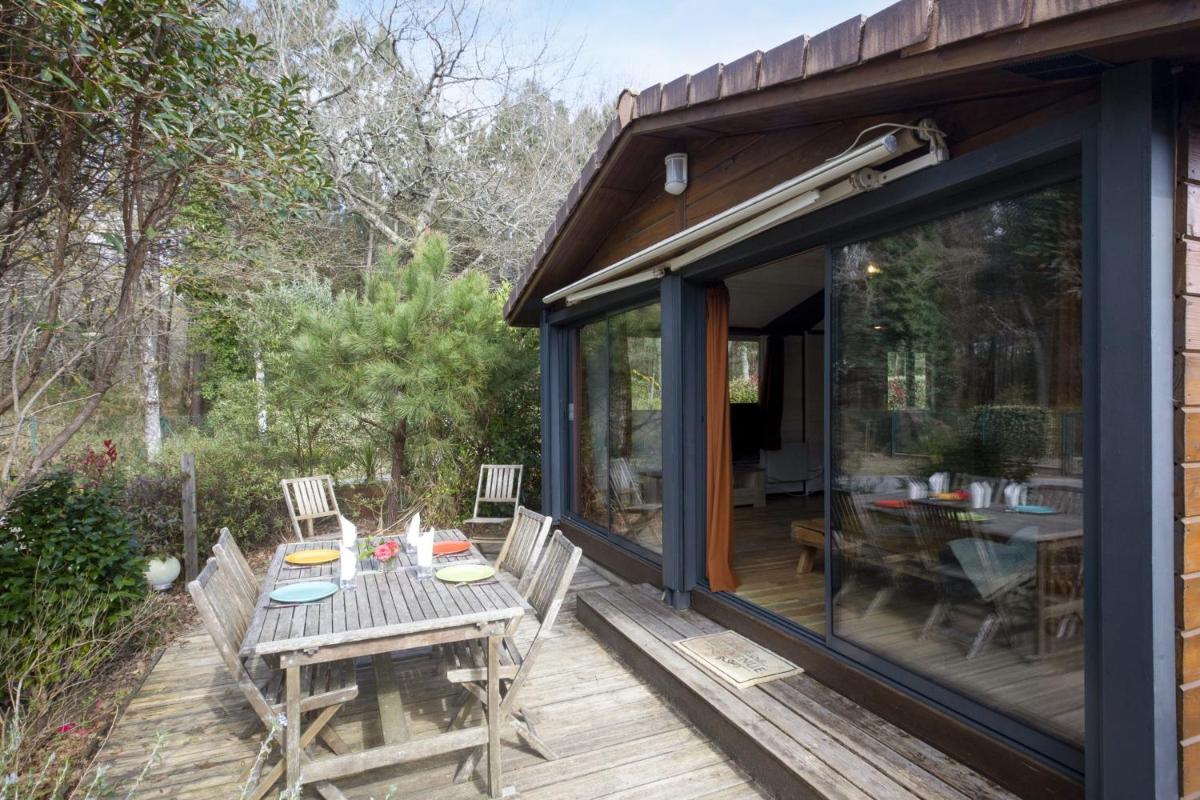 Cosy wooden chalet with terrace and residential pool in Saubion - Welkeys - Housity