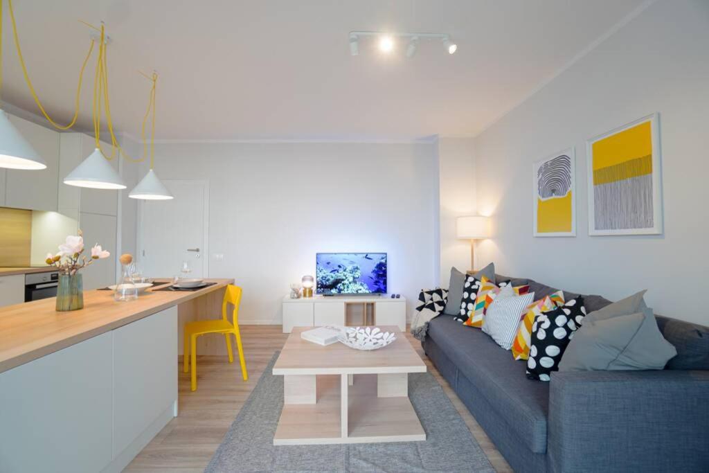 Suitetrails - Scandinavian Airy APT in Business Area & Airport