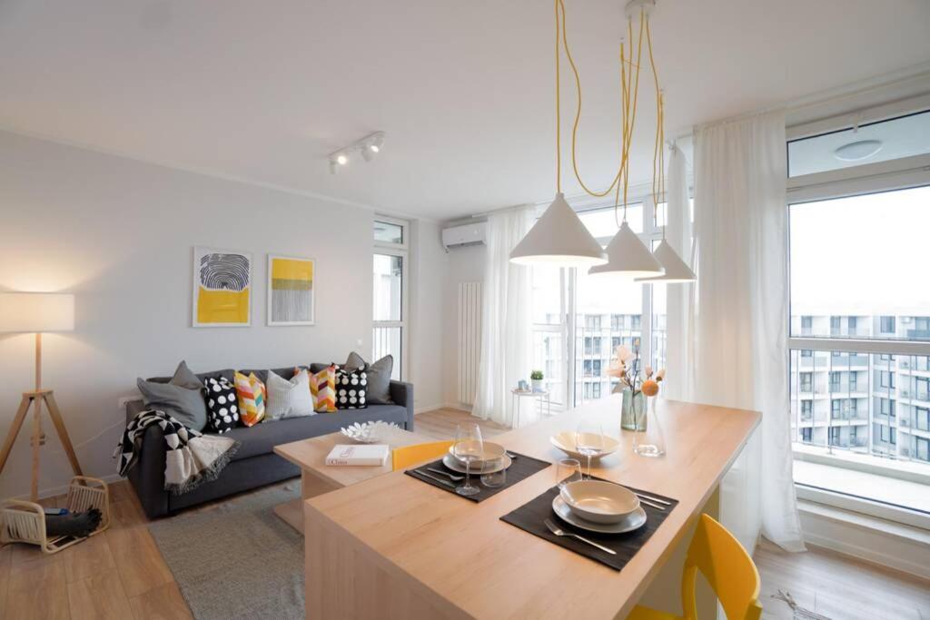 Suitetrails - Scandinavian Airy APT in Business Area & Airport