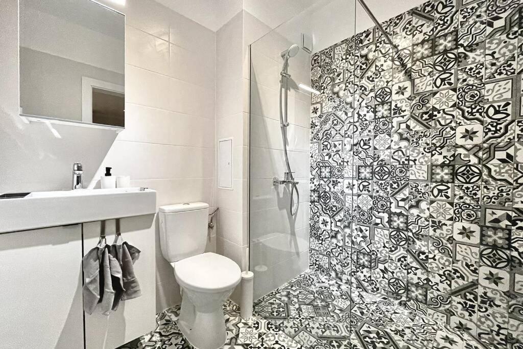 Suitetrails - Scandinavian Airy APT in Business Area & Airport
