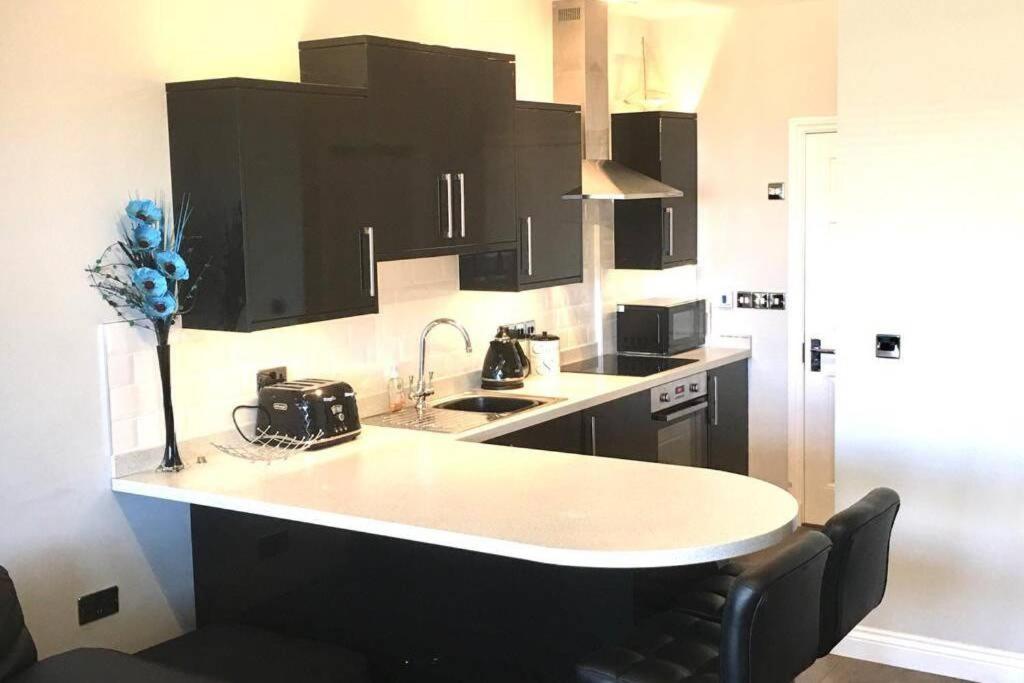 Suitetrails - Entire Ground Floor Apartment - West Bay