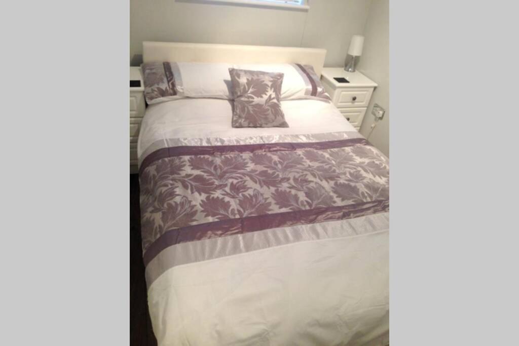 Suitetrails - Entire Ground Floor Apartment - West Bay