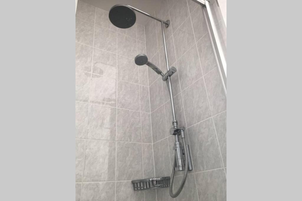 Suitetrails - Entire Ground Floor Apartment - West Bay