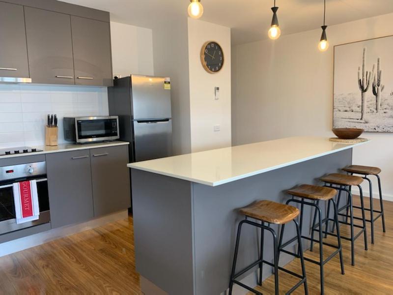 Suitetrails - Captains Cove Ground Floor Luxury Apartments - Free Netflix