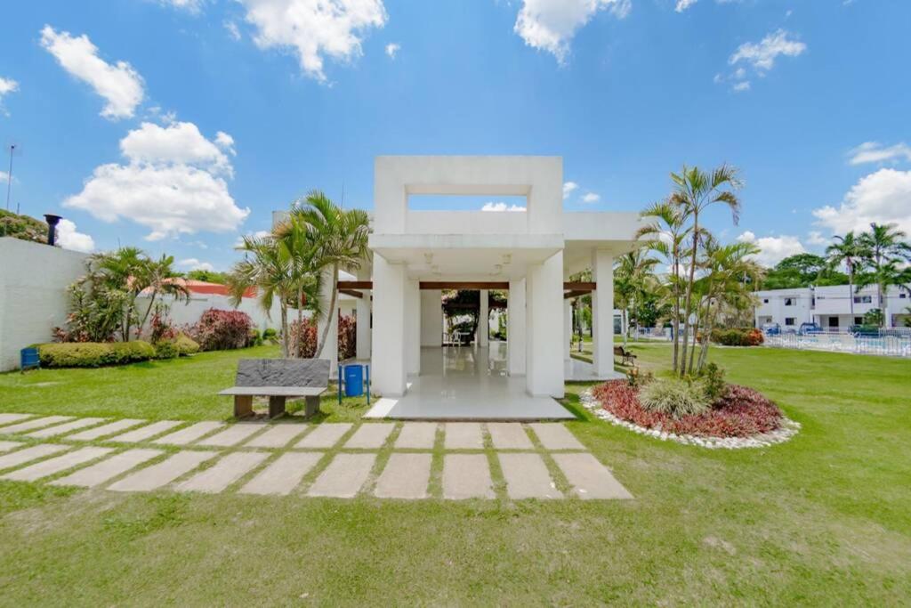 Suitetrails - Departamento Planta Baja con parqueo en Condominio