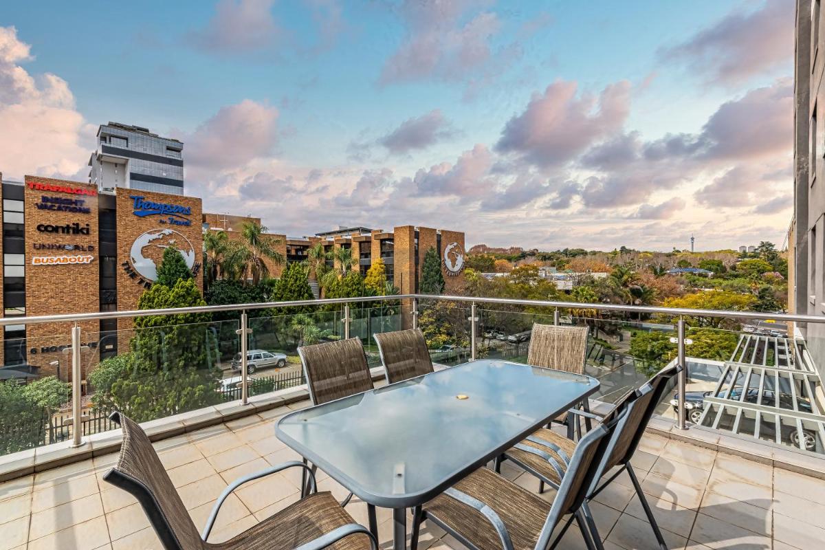 Suitetrails - The Apex on Smuts Serviced Apartments