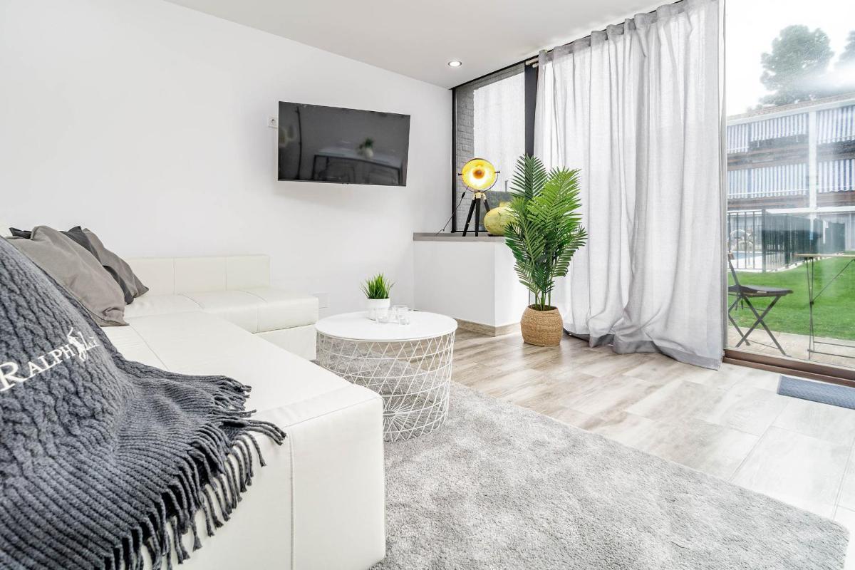 Charming 2 bedroom apartment in Cortijo Blanco with Pool View - Housity