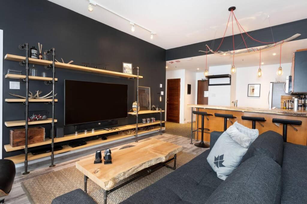 Prime location, Ski in/out Whistler condo - Housity