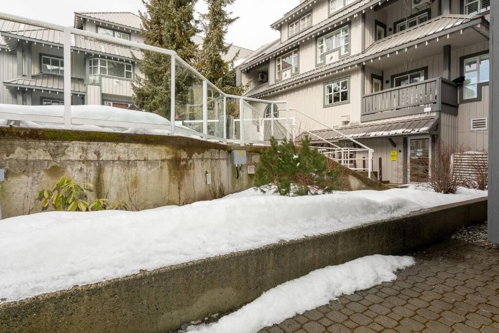 Prime location, Ski in/out Whistler condo - Housity