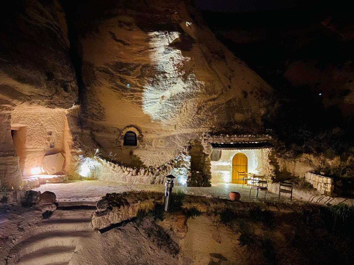 The Village Cave Hotel - Housity