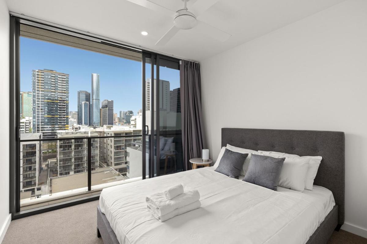 KOZYGURU SOUTH BRISBANE KOZY 2 BEDROOMS APT + FREE PARKING BRISBANE ONE QSB001-1203 - Hizvo