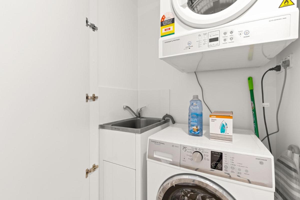 KOZYGURU SOUTH BRISBANE KOZY 2 BEDROOMS APT + FREE PARKING BRISBANE ONE QSB001-1203 - Hizvo