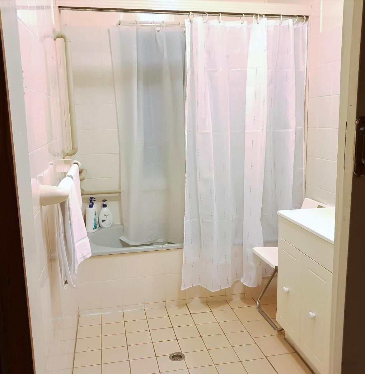 WOODY Pt - AMAZING 1970's SHARE HOUSE BY THE SEA-3 rooms available! - Housity