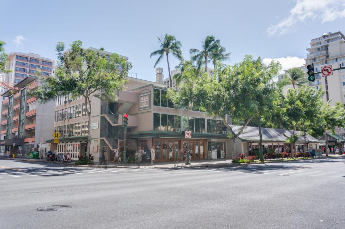 Suitetrails - Kuhio Banyan Hotel (with Kitchenettes)