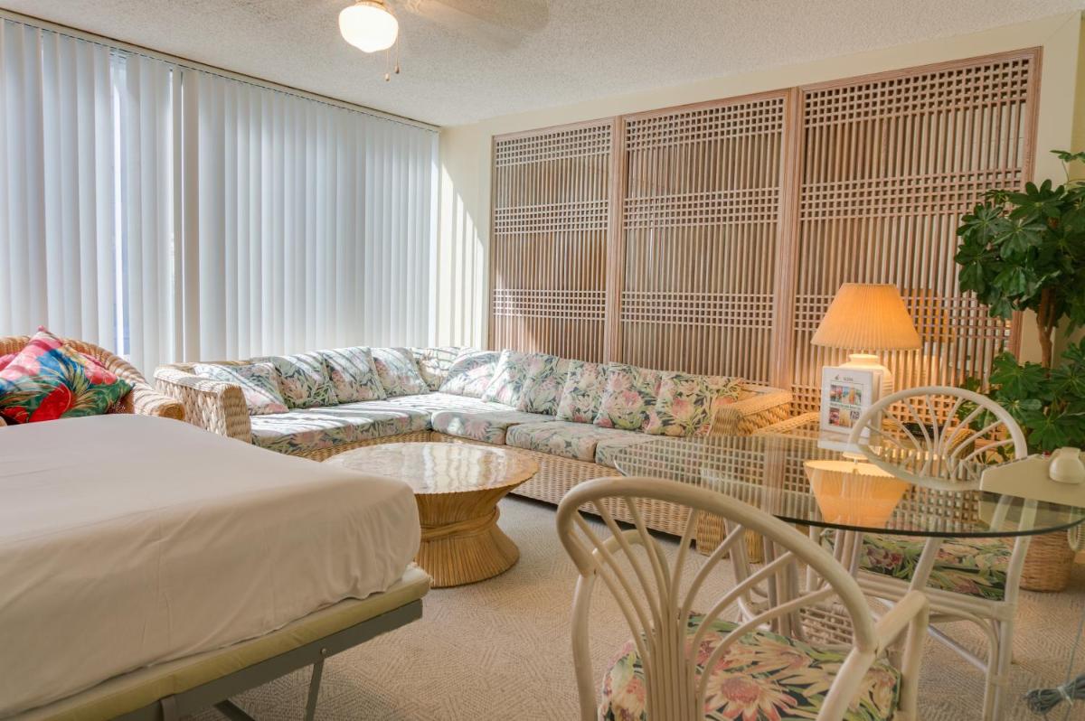 Suitetrails - Kuhio Banyan Hotel (with Kitchenettes)
