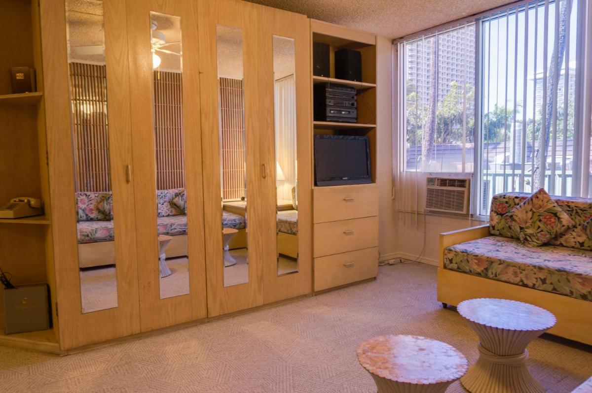 Suitetrails - Kuhio Banyan Hotel (with Kitchenettes)