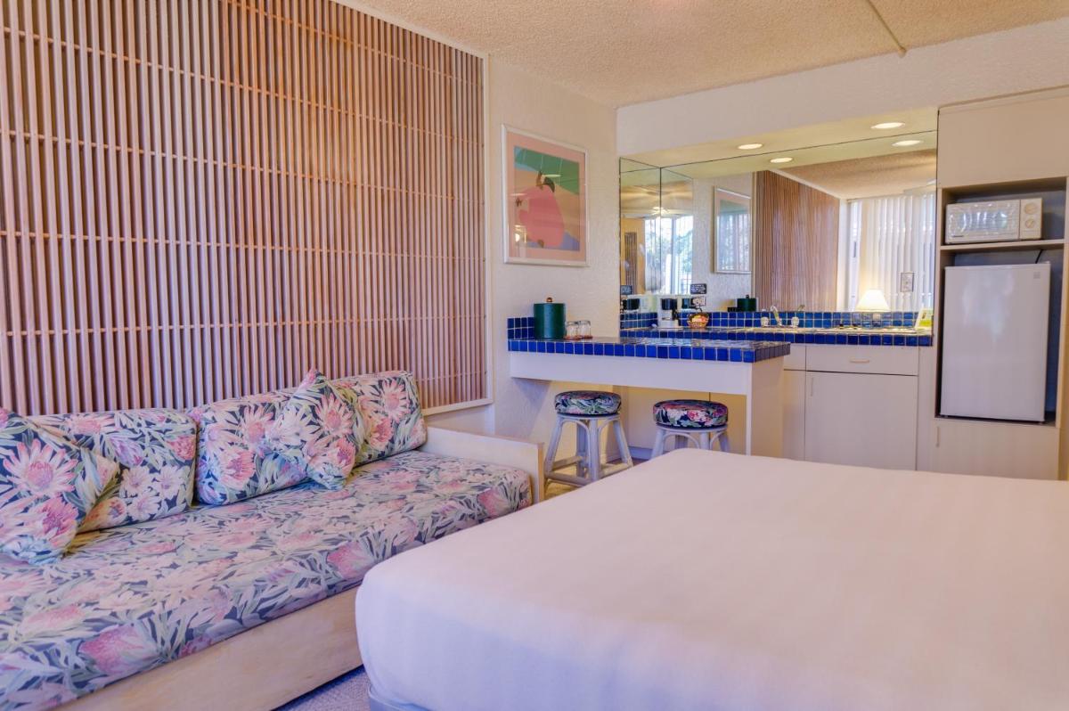 Suitetrails - Kuhio Banyan Hotel (with Kitchenettes)