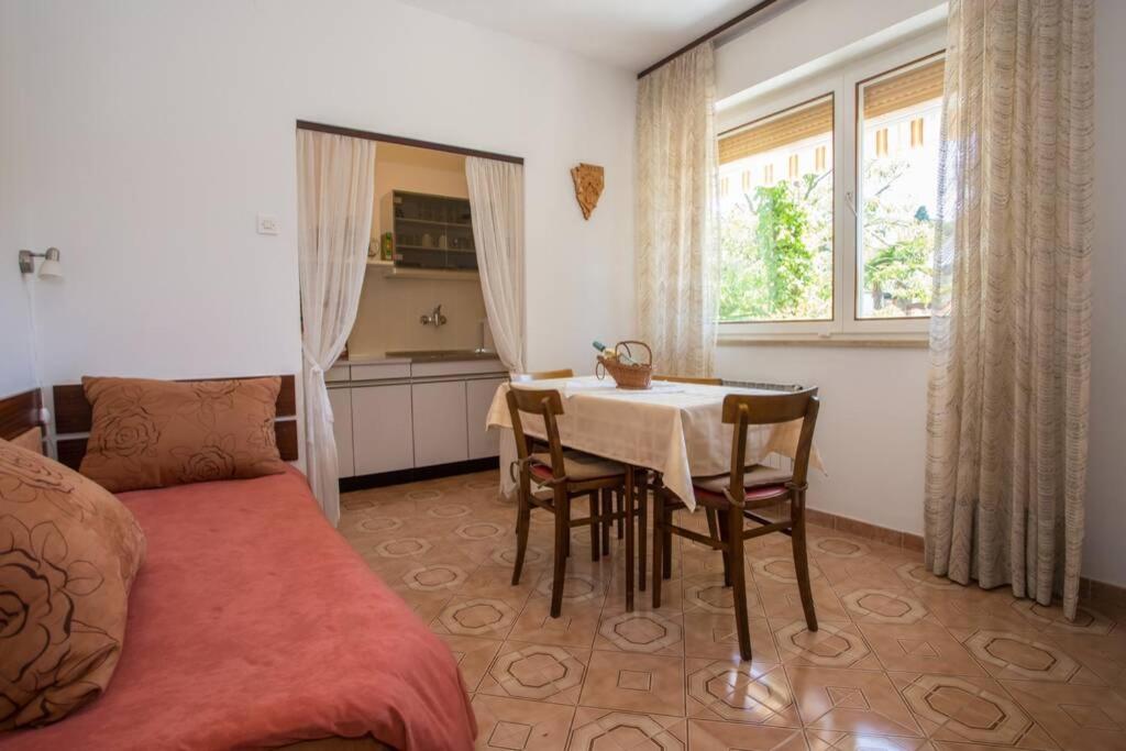 Suitetrails - Garden view apartment in Poreč for 2 - 3 persons