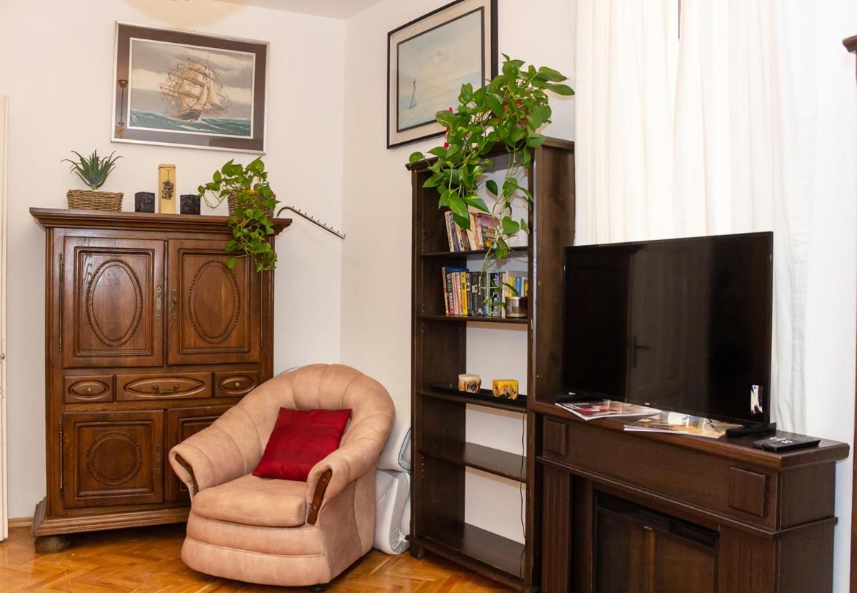Suitetrails - Artistic Apartment with a Balcony in the City Centre