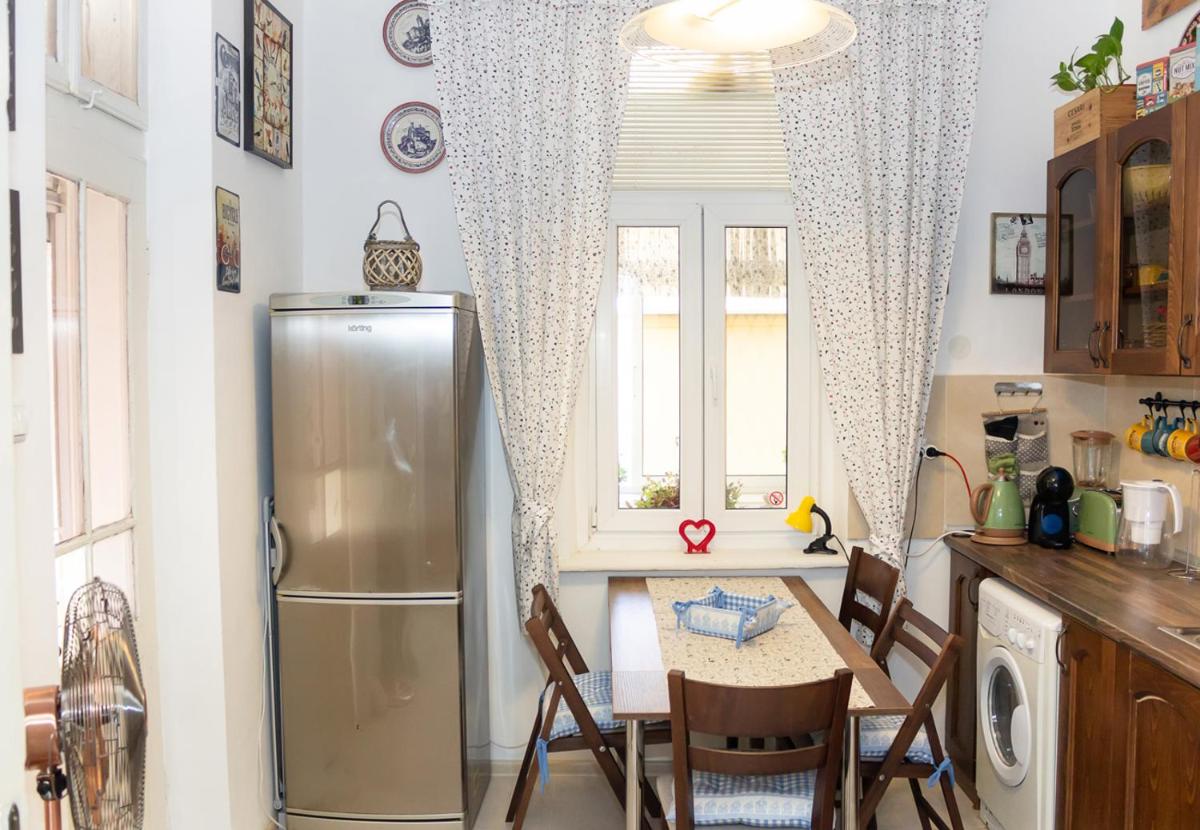 Suitetrails - Artistic Apartment with a Balcony in the City Centre