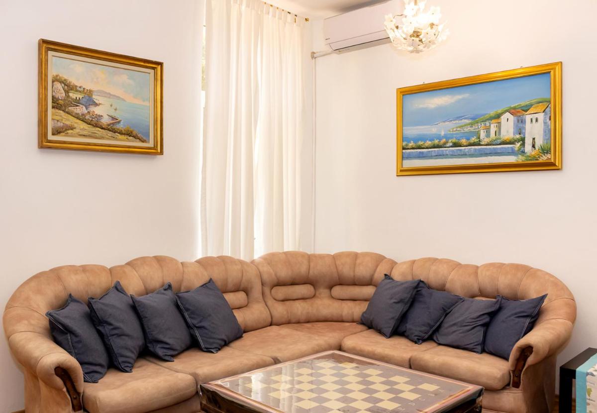 Suitetrails - Artistic Apartment with a Balcony in the City Centre