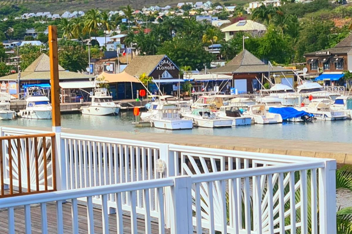 Résidence AU BORD DE L EAU Chambre privée DAUPHIN à Saint-Gilles-les-bains climatisée pour 2 personnes - Housity