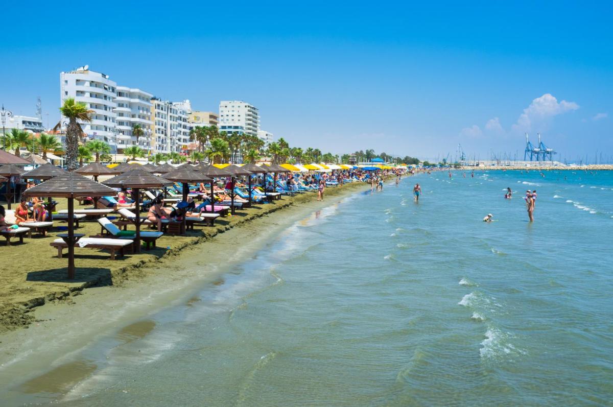 Larnaca Seaview Rooms - Housity