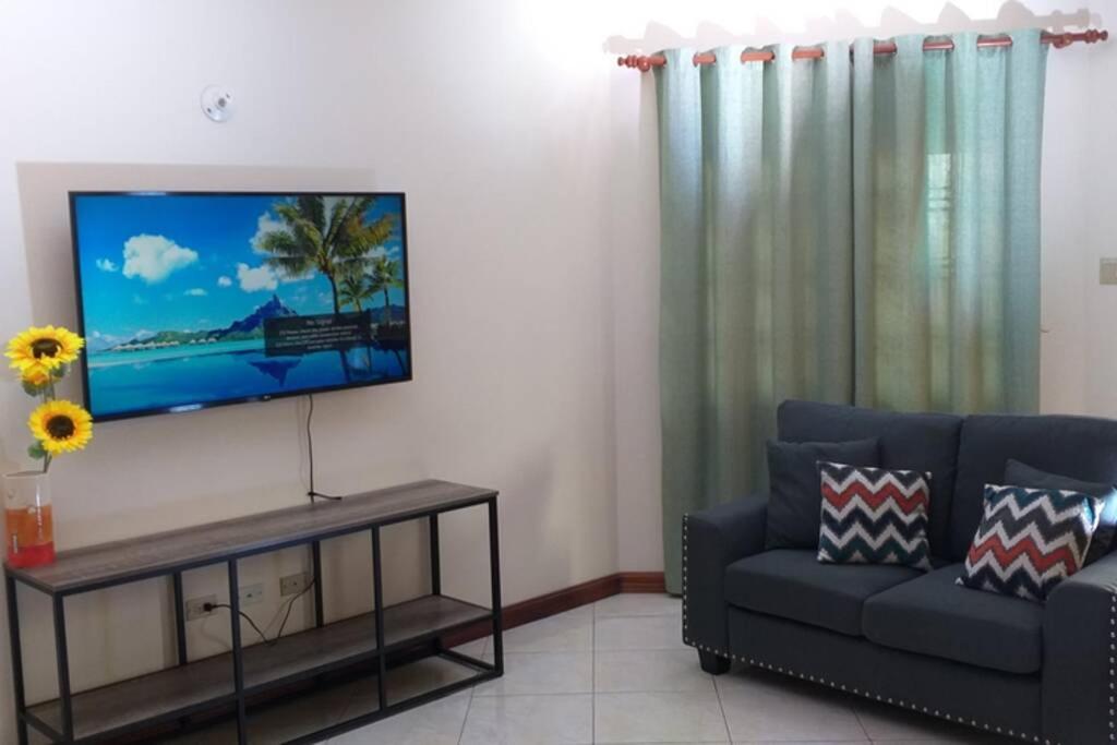 Suitetrails - Sunflower Escape Grande (AC / Wifi / Free Beach / Parking)