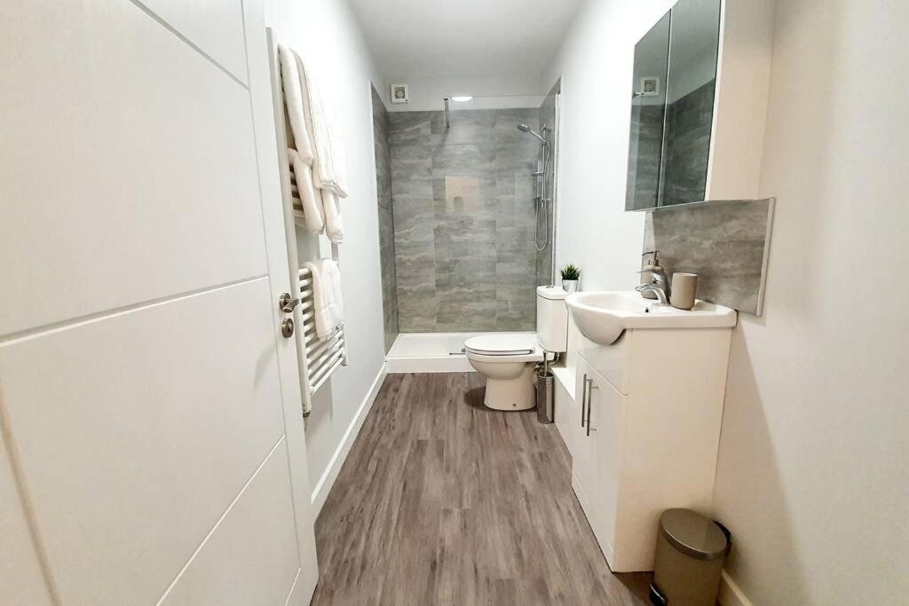 Town Centre 1 Bed, Close to the Beach with Parking - Housity