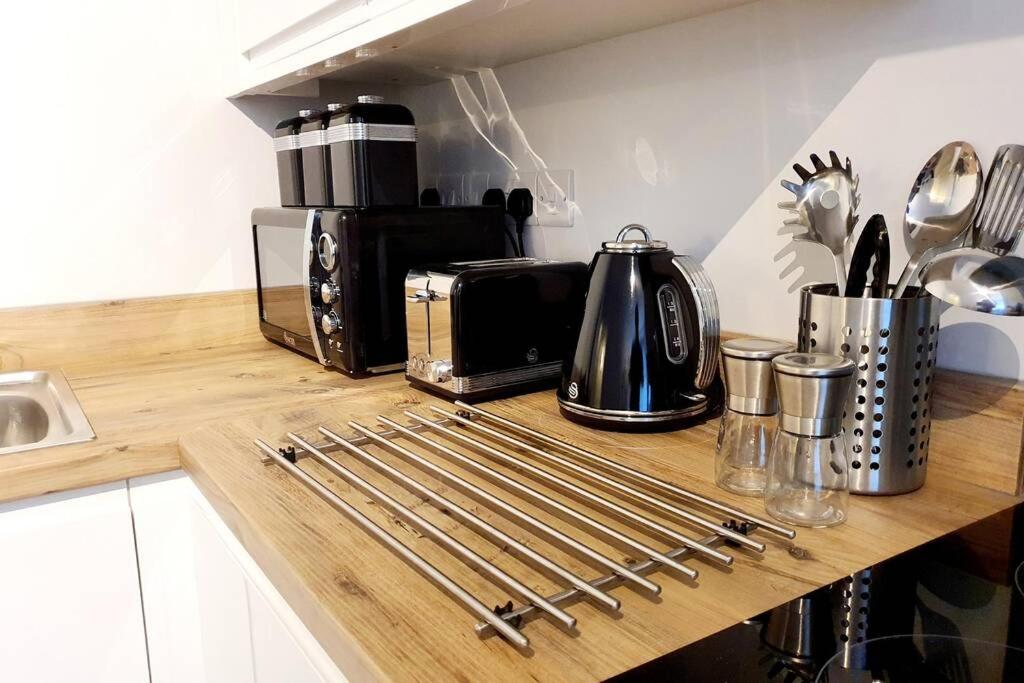 Town Centre 1 Bed, Close to the Beach with Parking - Housity
