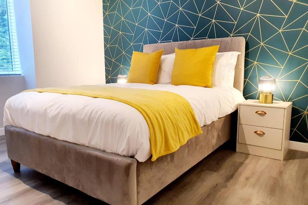 Town Centre 1 Bed, Close to the Beach with Parking - Housity