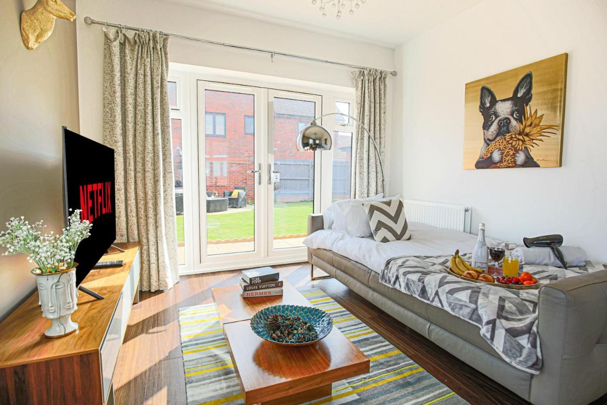 Luxury House with Pool Table, Smart TVs, Garden and Free Parking by Yoko Property - Housity