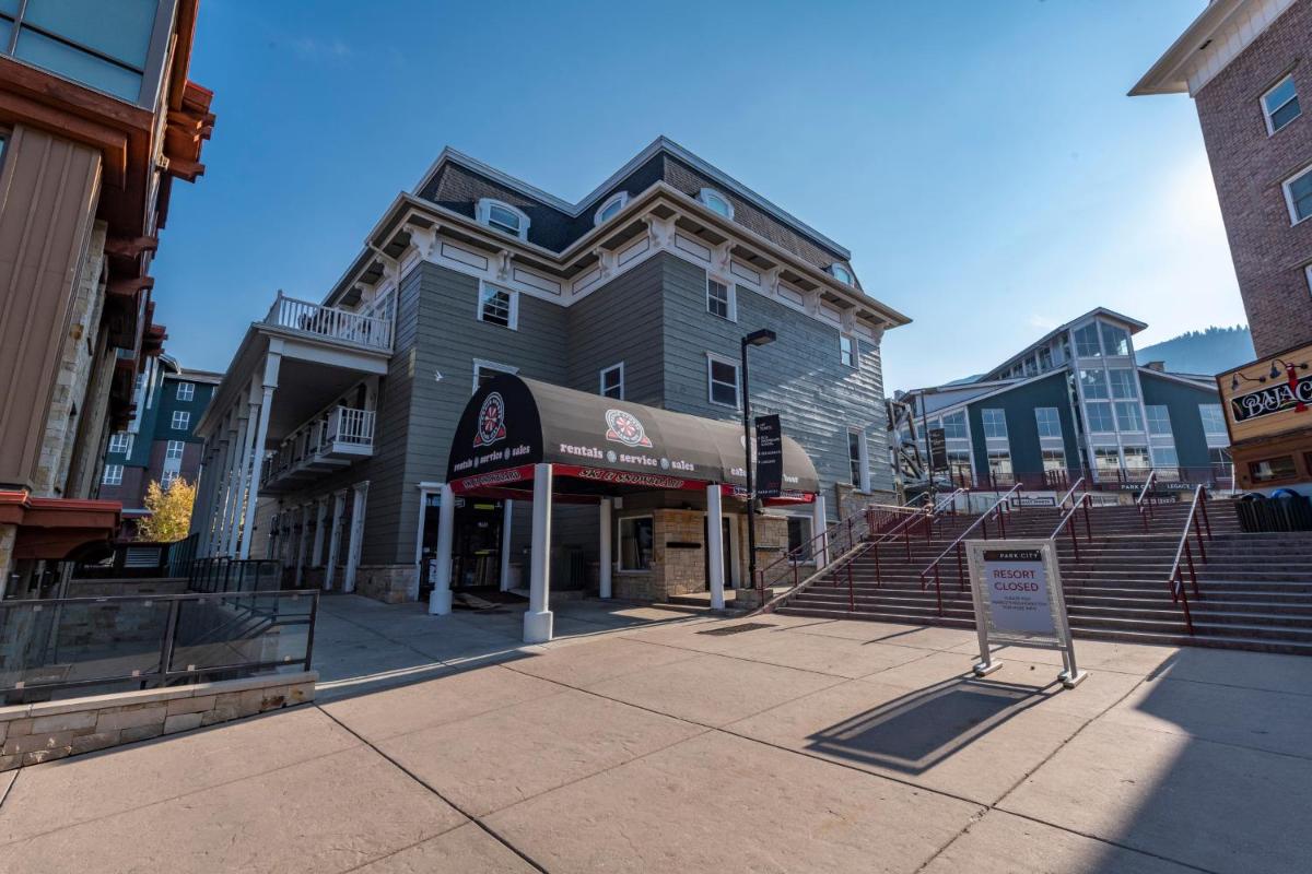 Stunning Top Floor 3 Bedroom Park City Base Steps to Everything Sleeps up to 11! - Housity