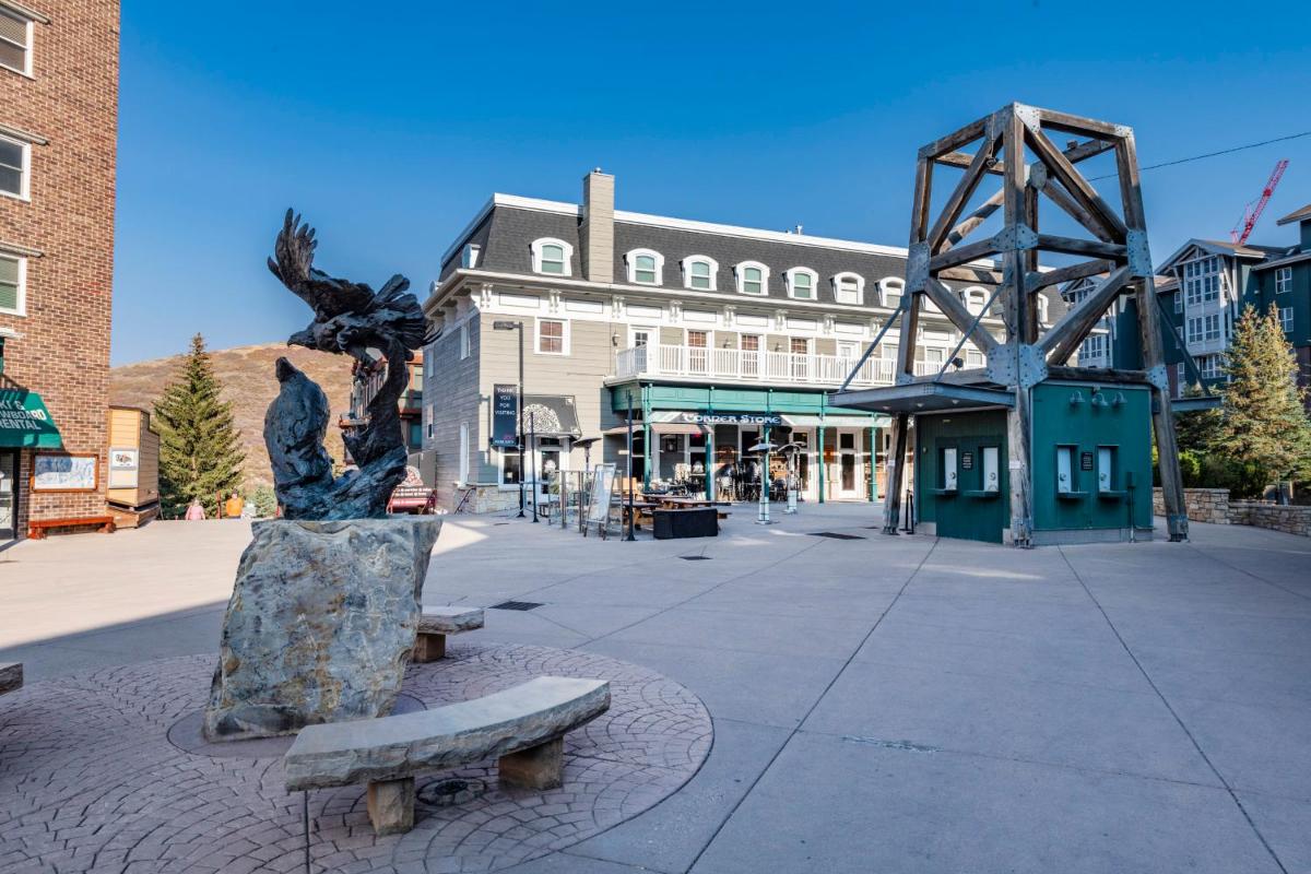 Stunning Top Floor 3 Bedroom Park City Base Steps to Everything Sleeps up to 11! - Housity