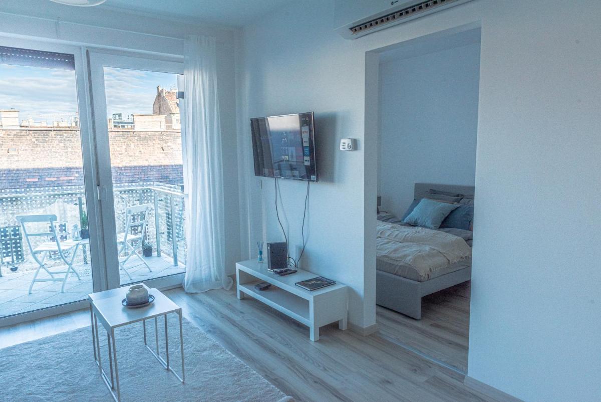 Dob36 Apartment with FREE Private PARKING and BALCONY - Housity