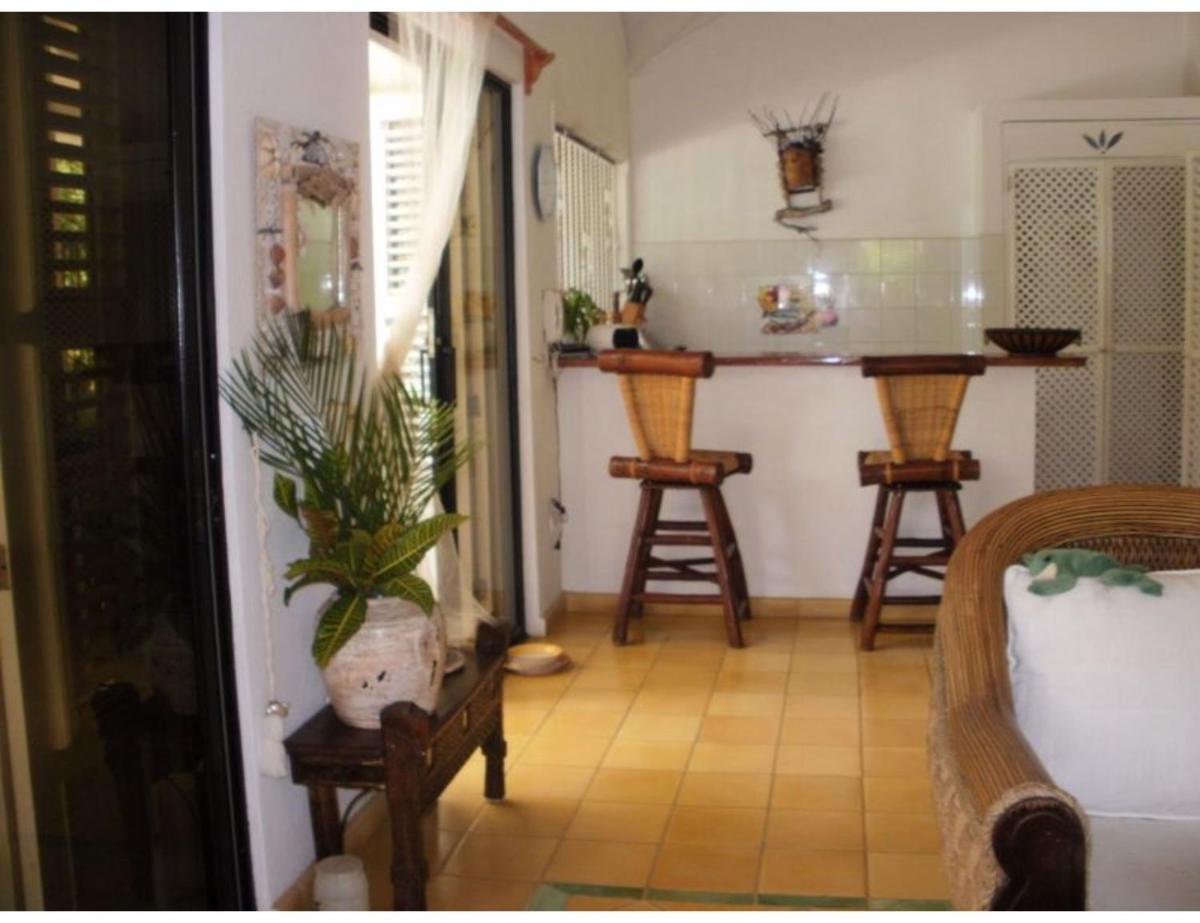 Suitetrails - Charming Caribbean style villa near superb beach